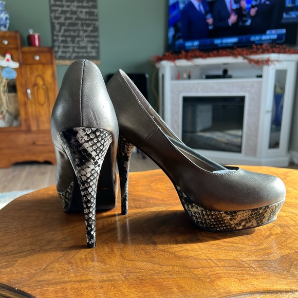 Shoedazzle 5” platforms in pewter and snakeskin. Size 11 - Picture 2 of 3